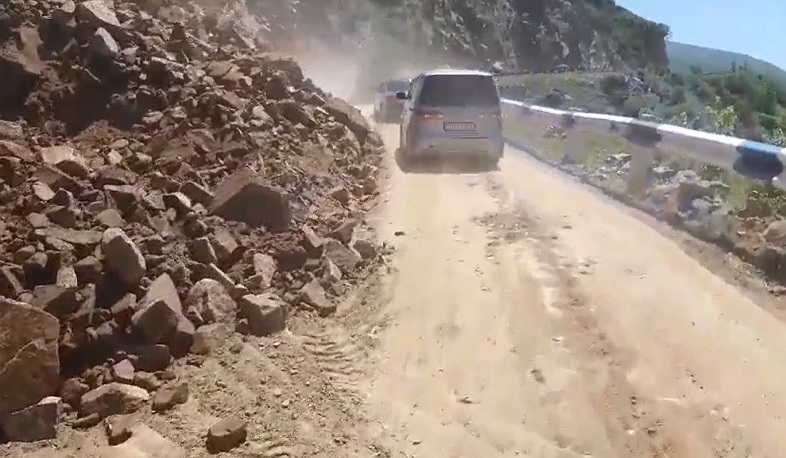 Քարաթափման հետևանքով Մեղրիի լեռնանցքում երթևեկությունը կազմակերպվում է ճանապարհի կողմնային հատվածով