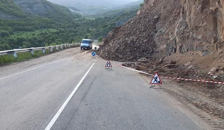 Քարաթափման հետևանքով Մեղրիի լեռնանցքում երթևեկությունն իրականացվում է ճանապարհի կողմնային հատվածով և մեկ երթևեկելի մասով