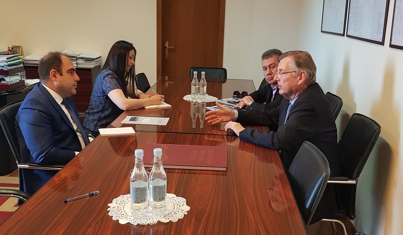 Քննարկվել են արևային լողացող վահանակների տեղակայման և կիրառման հնարավորությունները