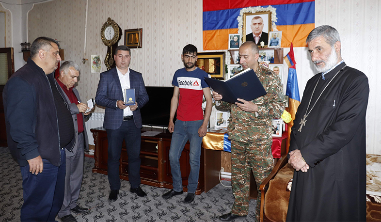 Գնել Սանոսյանը «Մարտական ծառայության» մեդալներ է հանձնել Արցախյան պատերազմում զոհված զինծառայողների ծնողներին