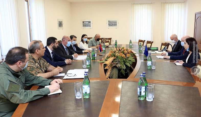 Замминистра обороны РА представил Полу Гавану военные преступления азербайджанских военнослужащих