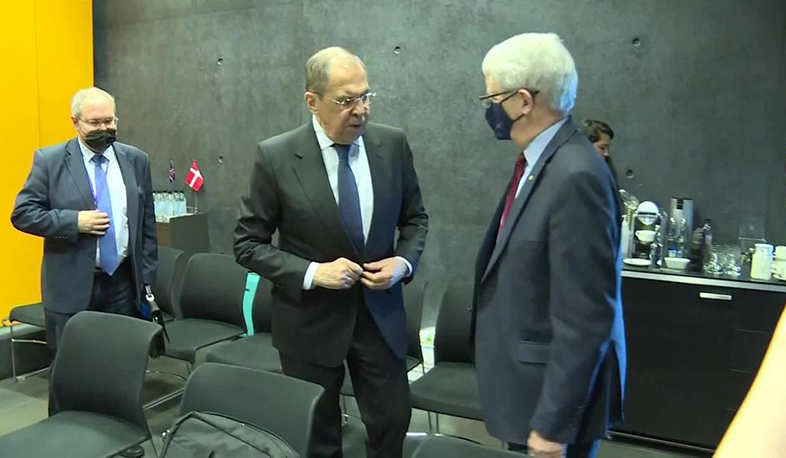 Главы МИД России и Канады обсудили ситуацию в зоне карабахского конфликта