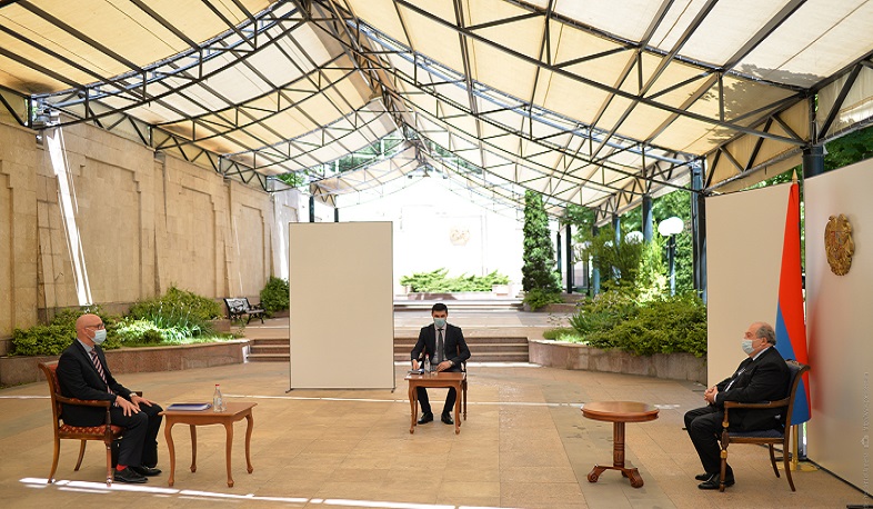 Արմեն Սարգսյանն ընդունել է Հայաստանում ֆրանսիական համալսարանի ռեկտորին