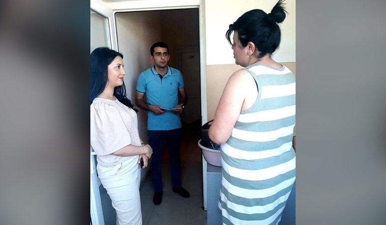 Представители омбудсмена встретились с переселенцами, временно проживающими в Степанакерте