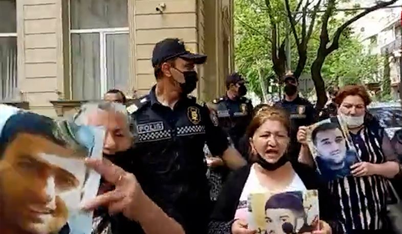 В Баку родственники задержанных по «Гянджинскому делу» провели акцию протеста