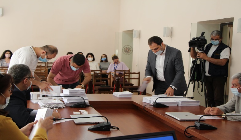 Եթե ընտրողը հրաժարվում է հանել դիմակը, հանձնաժողովի նախագահը իրավունք ունի նրան դուրս հրավիրել ընտրատեղամասից. ԿԸՀ