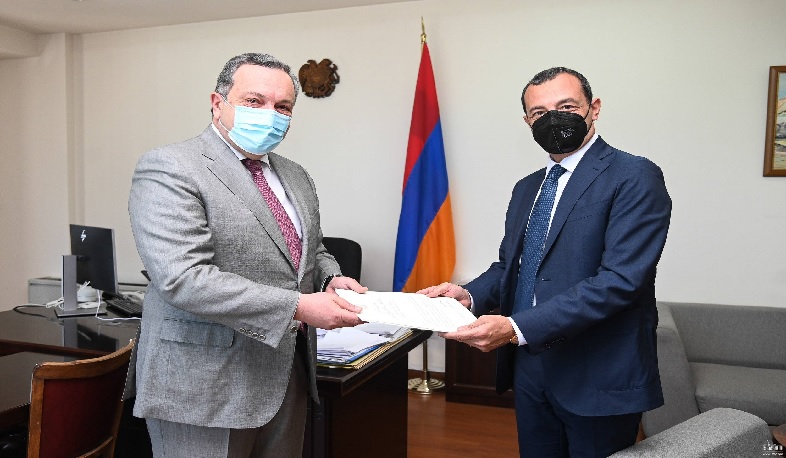Авет Адонц обратил внимание посла Италии на провокационные действия азербайджанских воинских частей, вторгшихся на суверенную территорию Республики Армения