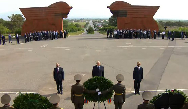 Նիկոլ Փաշինյանը հարգանքի տուրք է մատուցում Սարդարապատի ճակատամարտի հերոսների հիշատակին