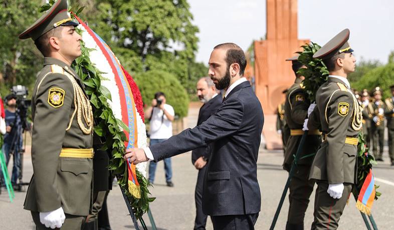 Արարատ Միրզոյանն այցելել է Սարդարապատի հերոսամարտի հուշահամալիր
