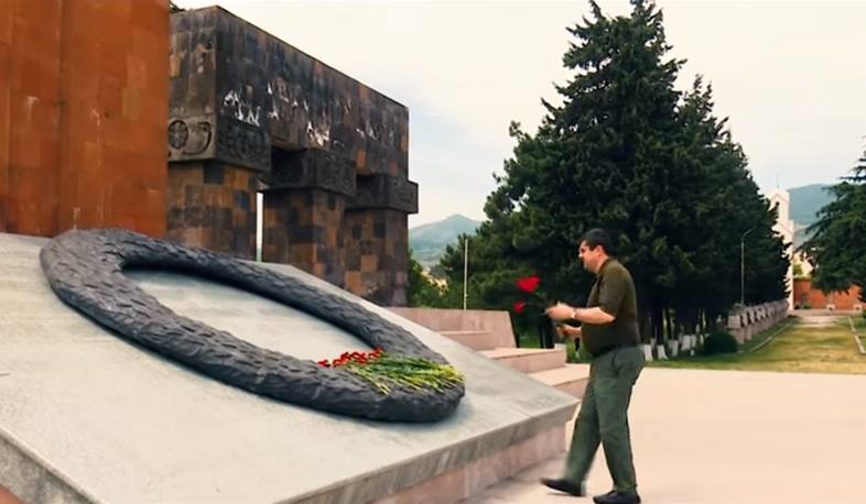 Արայիկ Հարությունյանը հարգանքի տուրք է մատուցել Ստեփանակերտի քաղաքային հուշահամալիրում