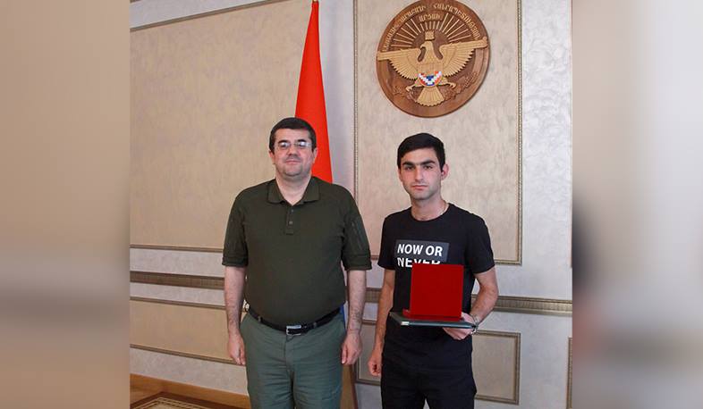 ԱՀ նախագահը «Ոսկե արծիվ» շքանշանը հանձնել է Արցախի հերոս Յուրա Ալավերդյանին
