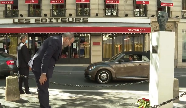 Նիկոլ Փաշինյանը հարգանքի տուրք է մատուցել Շառլ Ազնավուրի հիշատակին