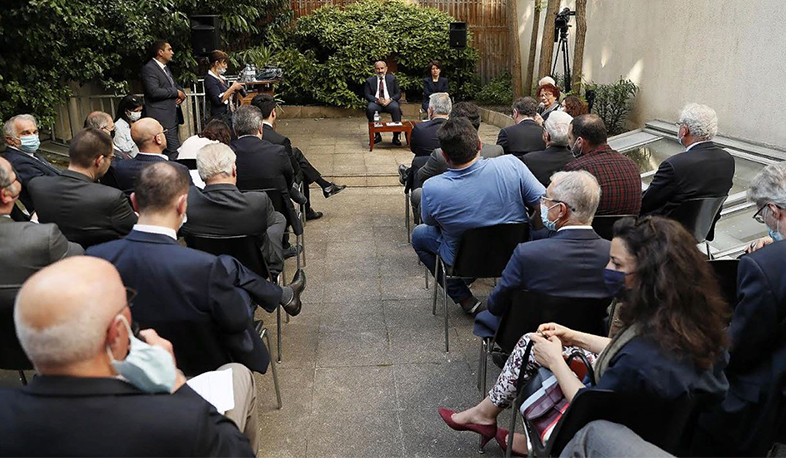 Никол Пашинян встретился с представителями армянской общины Франции