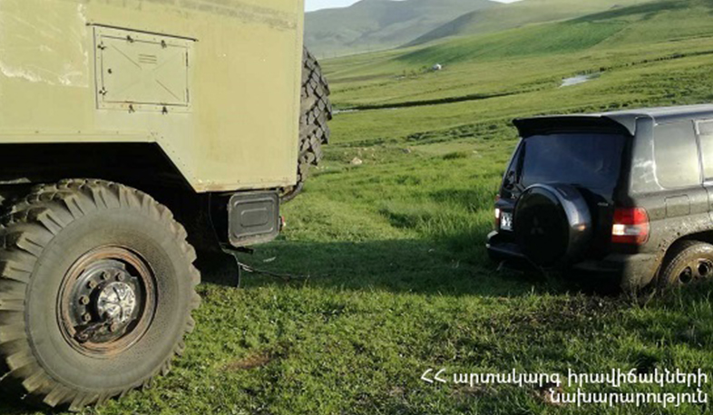 Փրկարարներն արգելափակումից դուրս են բերել ավտոմեքենաներ