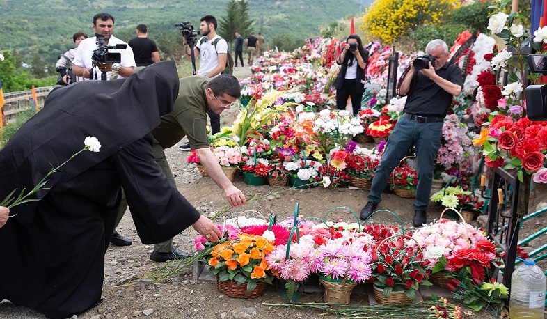 Karekin II visited graves of heroes in Stepanakert