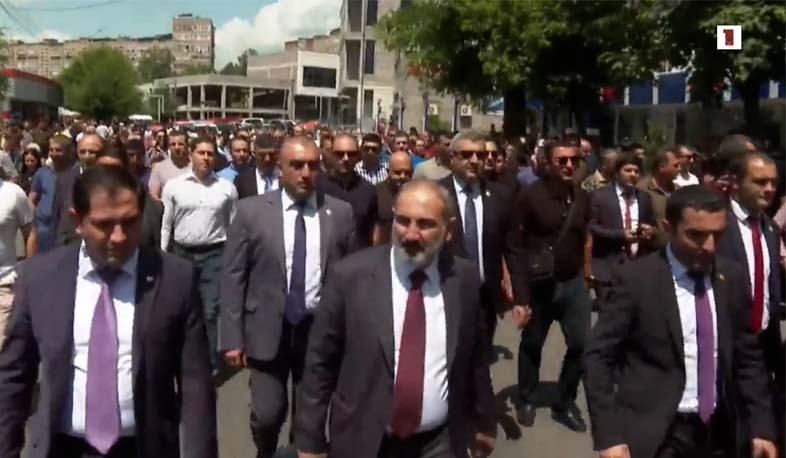 Նիկոլ Փաշինյանը աբովյանցիների հետ հանդիպումն ավարտում է երթով | ՈՒՂԻՂ