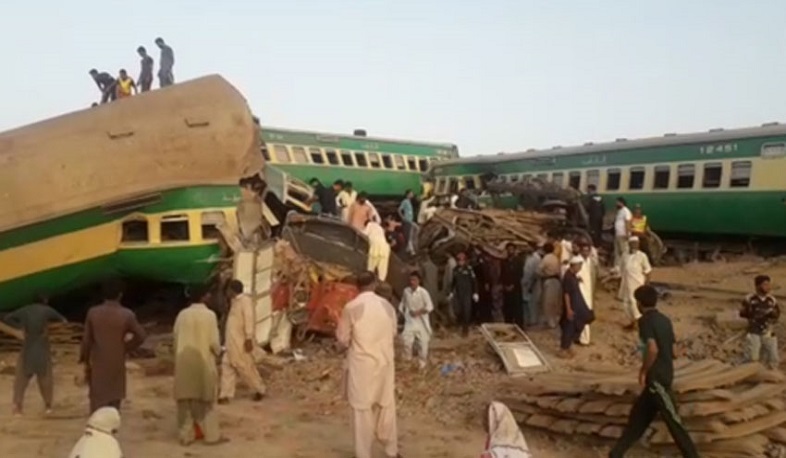 Два поезда столкнулись на юге Пакистана, погибли 30 человек