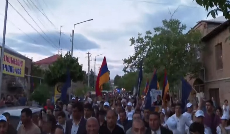 Նիկոլ Փաշինյանն աշտարակցիների հետ հանդիպումն ավարտում է երթով