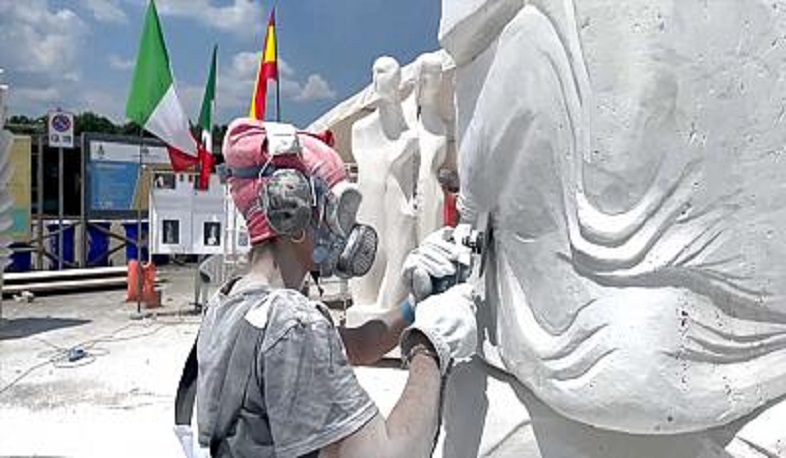 Հայ քանդակագործն Իտալիայում մասնակցում է COVID-19-ից մահացածների հիշատակի հուշակոթողի կառուցմանը
