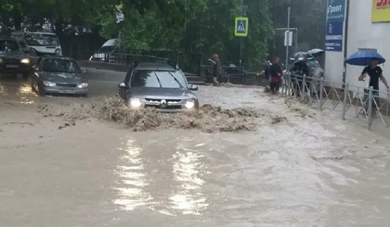 В Ялте ввели режим ЧС из-за сильных дождей