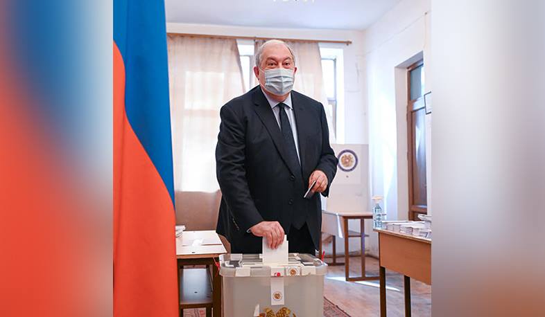 Президент Армении проголосовал на внеочередных выборах в Национальное Собрание