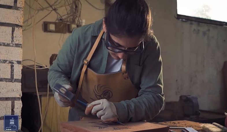 Երբ եկա այստեղ, Հայաստանն ինձ շատ բան տվեց, հիմա ես պարտք ունեմ վերադարձնելու. խաչքարագործ Նարինե Փոլադյան