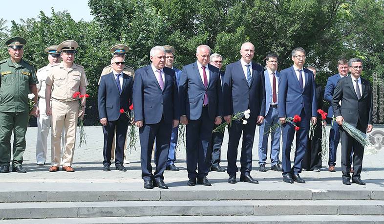 Vağarşak Harutyunyan Böyük Vətən müharibəsində həlak olan döyüşçülərin xatirəsini ehtiramla yad edib