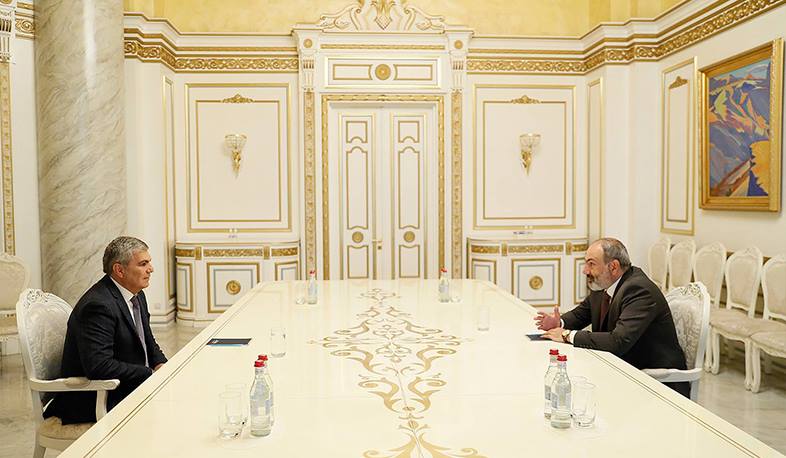 Նիկոլ Փաշինյանը հանդիպել է Արամ Սարգսյանի հետ