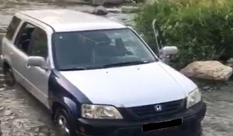 Փրկարարներն ավտոմեքենան դուրս են բերել գետից