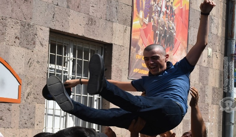 Ծառայության են մեկնում նորակոչիկները. լուսանկարներ