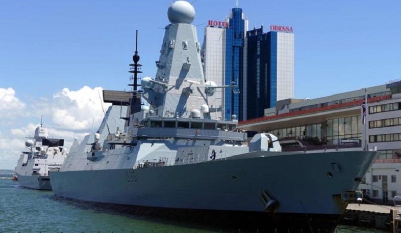 Российские военные открыли предупредительный огонь по британскому эсминцу