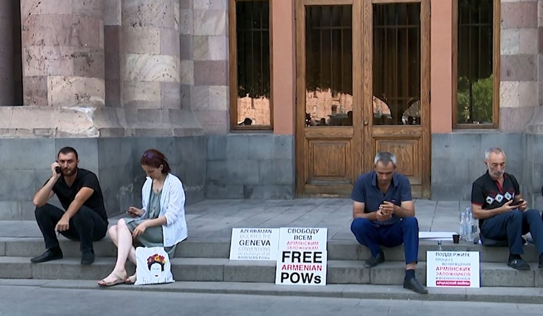 Նստացույց կառավարության շենքի մոտ