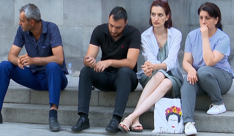 Գերիների հարազատները դադարեցրել են նստացույցը