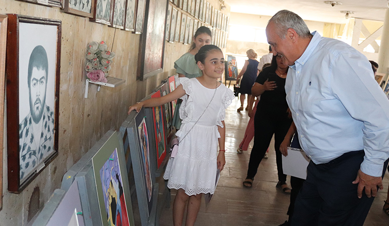 Արարատի մարզպետը պատվոգրեր է հանձնել փոքրիկ նկարիչներին