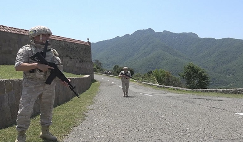 Российские миротворцы сопроводили армянских паломников при посещении монастырей Амарас и Гандзасар