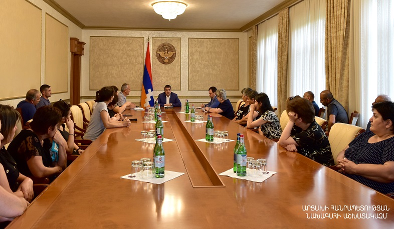 Араик Арутюнян принял родственников военнослужащих, пропавших без вести во время Арцахской войны