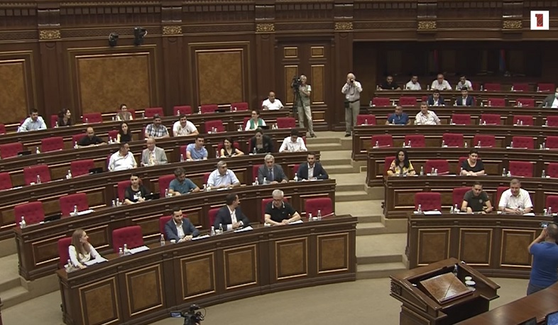 ԱԺ-ն շարունակում է արտահերթ նիստը