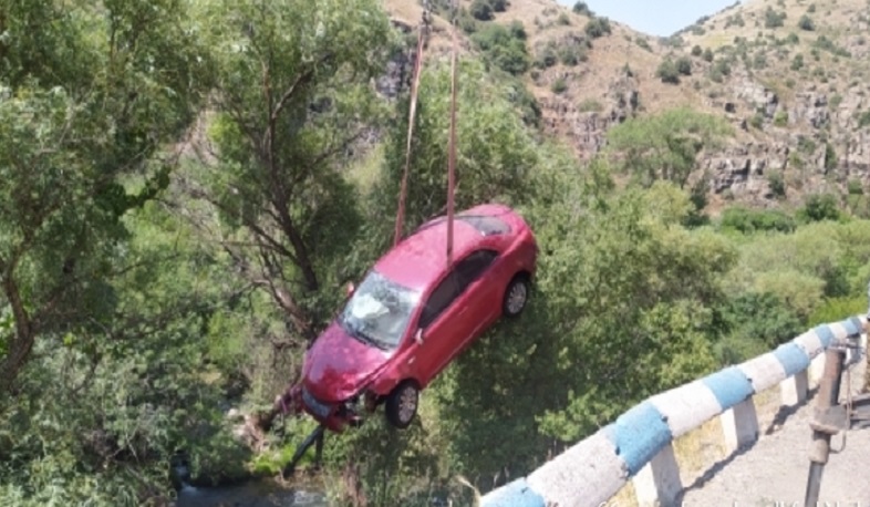 Փրկարարներն ավտոմեքենան դուրս են բերել Արփա գետից