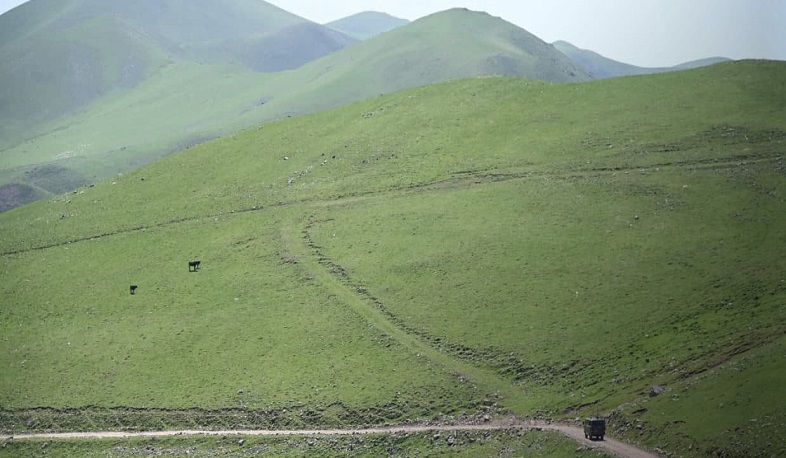 Azərbaycan hərbçiləri Xnatsaxda bir çobanın azyaşlı uşağından 3 baş mal-qaranı oğurladılar,Teğdə isə buğdanın yığılmasına mane oldular: ER İHM