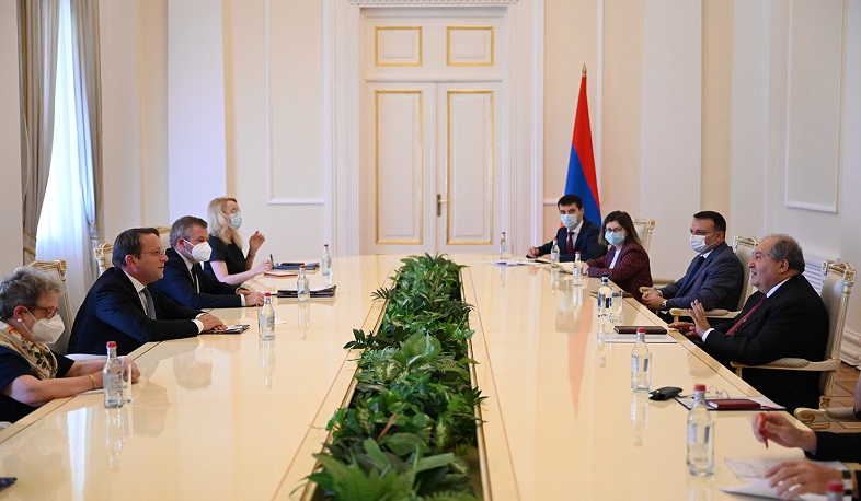 Armen Sarkissian receives EU Commissioner for Neighborhood and Enlargement