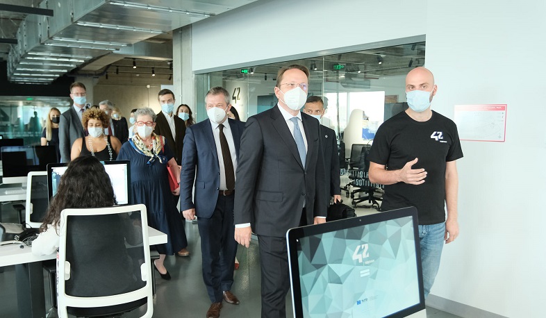 Եվրահանձնակատար Օլիվեր Վարհեին այցելել է Թումո