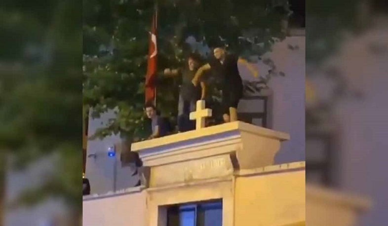 В Стамбуле задержали мужчин, танцевавших на стене армянского храма