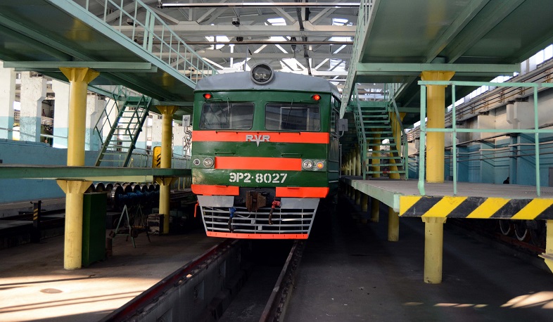 Ուղևորատար էլեկտրագնացքը բախվել է անհայտ մեքենայի. վարորդը փախուստի է դիմել