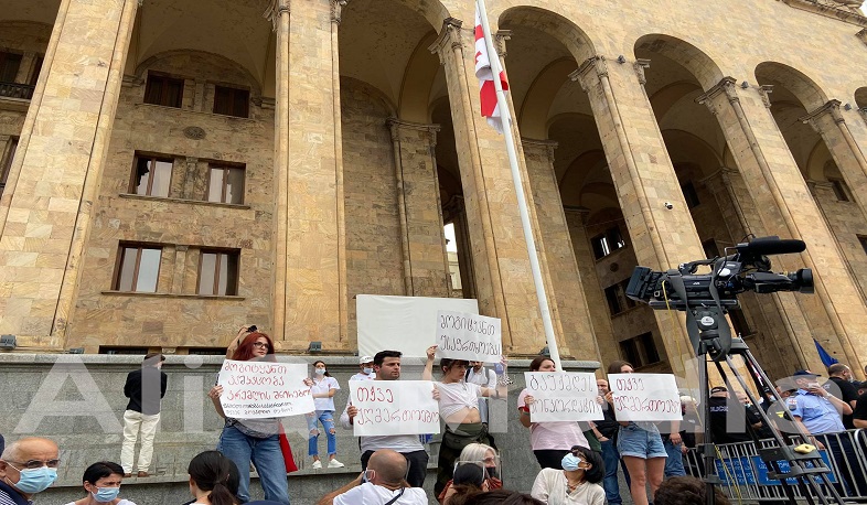 Новая волна протестов в Тбилиси: участники акции требуют отставки правительства