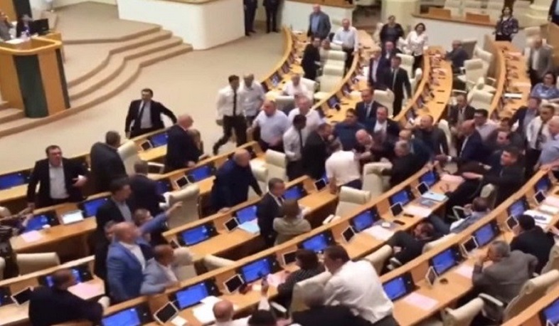 В зале заседаний парламента Грузии произошла драка