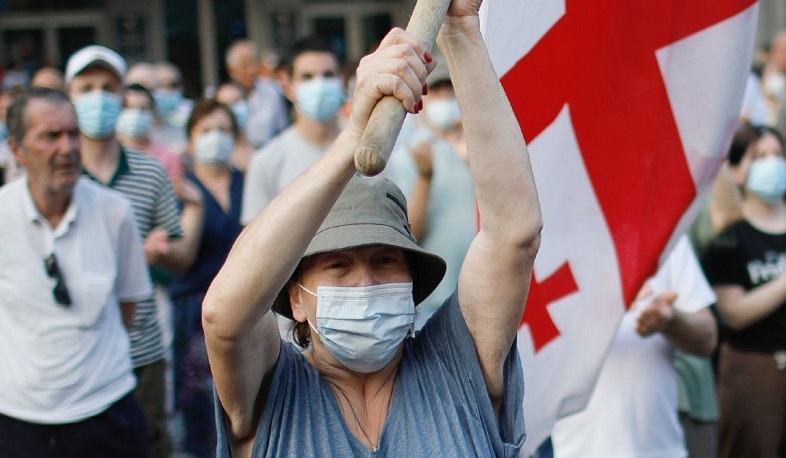 Митинг у офиса правящей партии Грузии завершился задержанием 12 человек