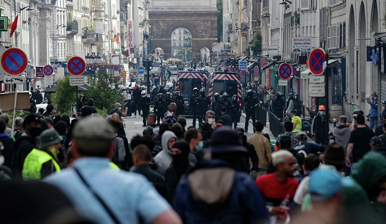 Փարիզում COVID-ի խստացումների դեմ ցույցի ժամանակ արցունքաբեր գազ է օգտագործվել