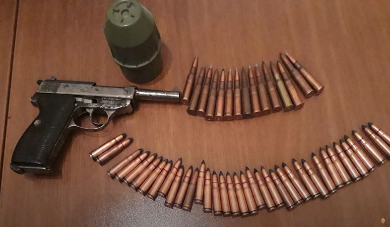 Քաղաքացիները կամավոր զենք-զինամթերք են հանձնել ոստիկանության բաժիններում