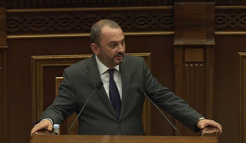 ԱԺ-ն ընդունեց պետական պաշտոններ զբաղեցնողների վարձատրության մասին օրենքի նախագիծը