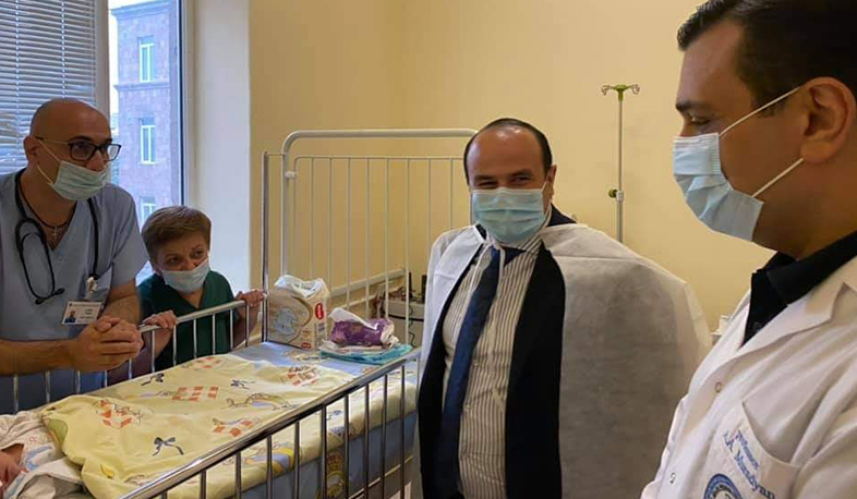 Նարեկ Մկրտչյանն այցելել է Երևանի Արցախի փողոցում թողնված նորածնին